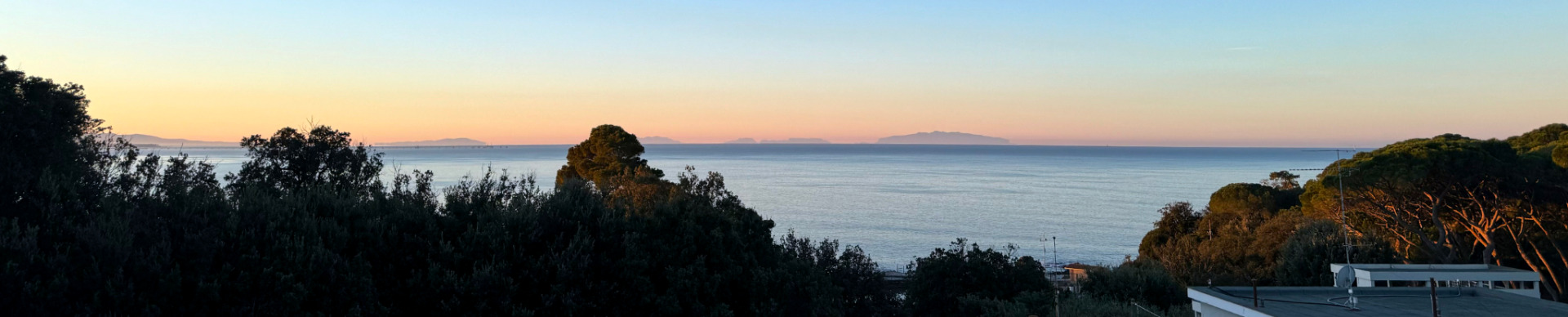 Vista sul mare e sull'Isola d'Elba